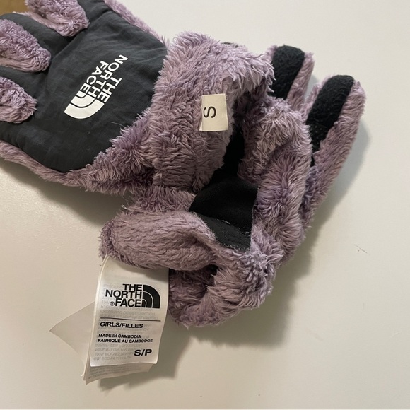 The North Face Girl’s Small Osito Gloves ~ Purple Fuzzy - Picture 4 of 5